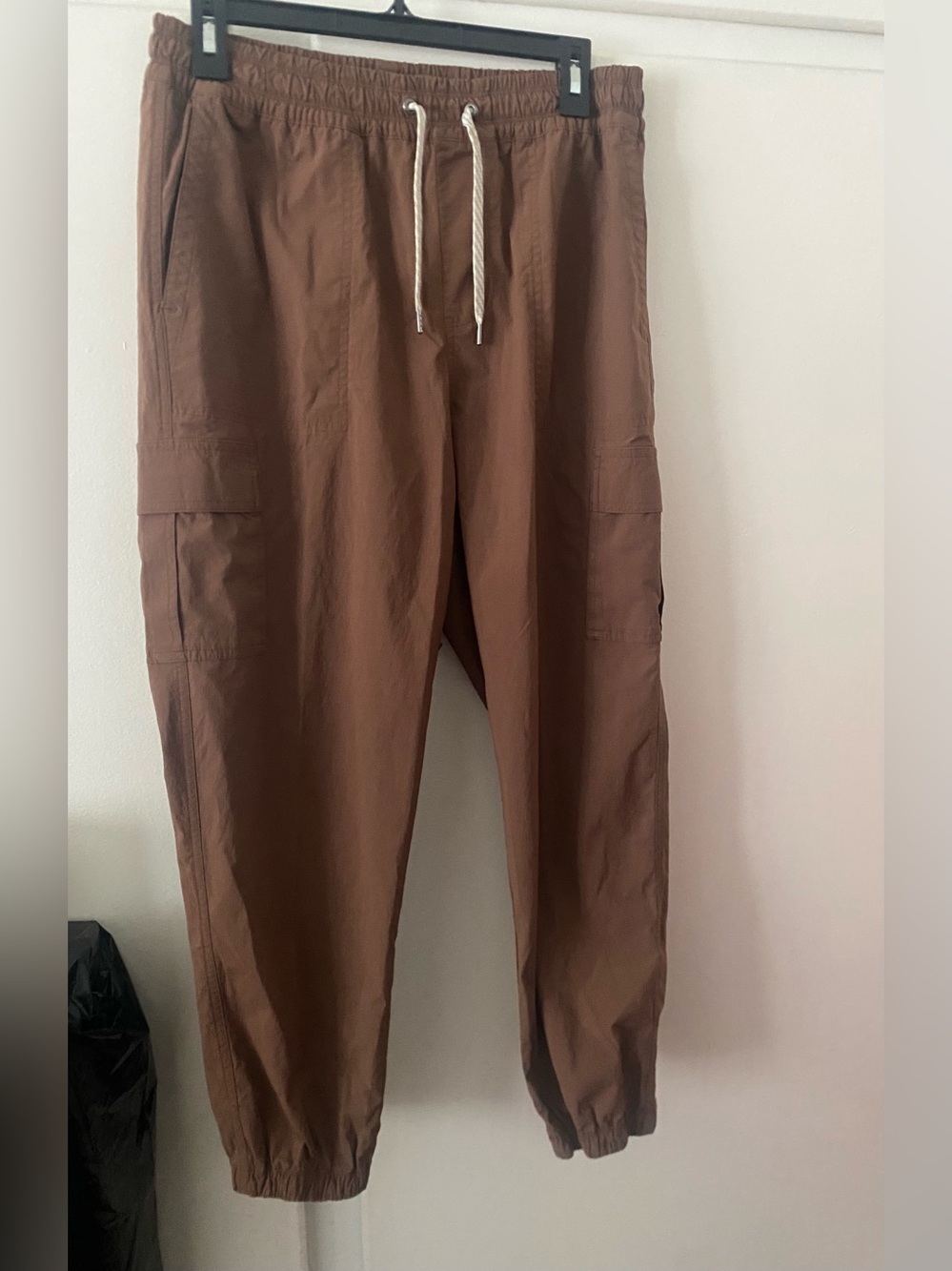 Vuori Women's Brown Cargo Joggers with White Drawstring